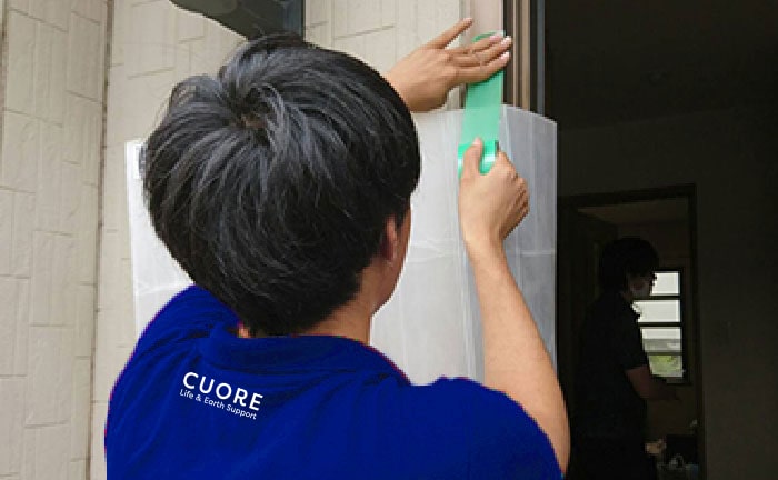 作業前は養生作業で建物を保護