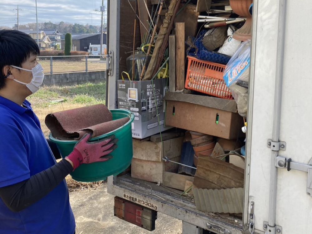 「ゴミ屋敷になる一歩手前の状態！大量の不用品を回収しました」作業写真