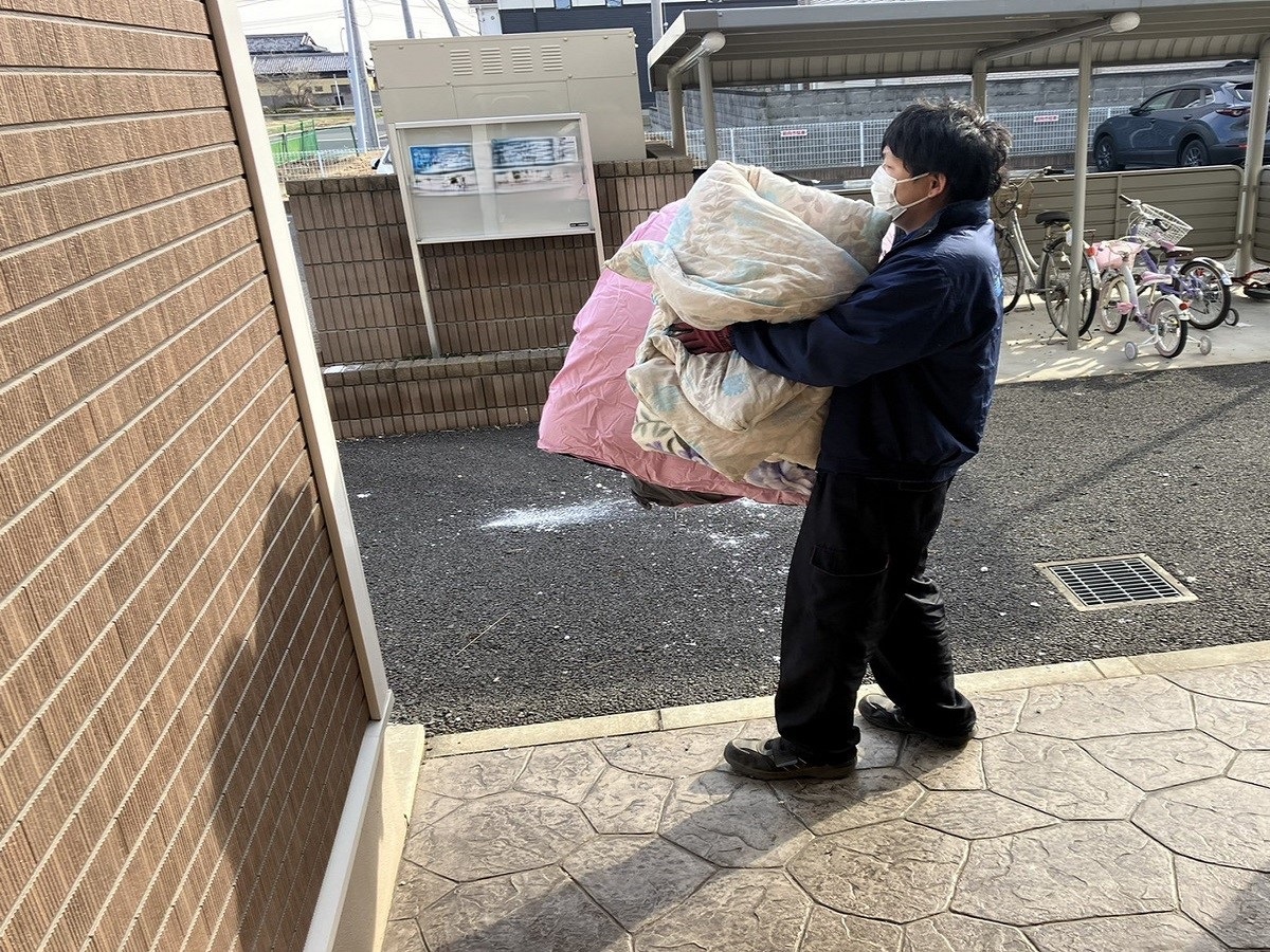 「引越しに伴う家電や家具類などの不用品の回収依頼です」作業写真