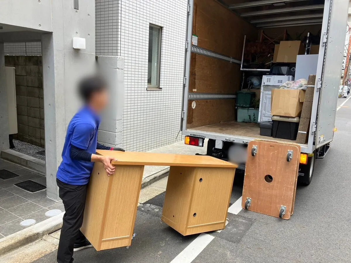 「１Kのマンションから机を回収させていただきました」作業写真