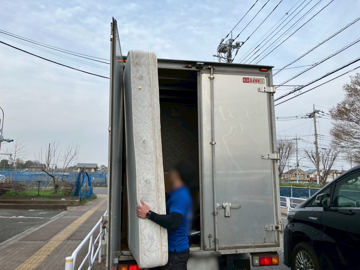 「マンションのお部屋から不要になったマットレスをお引き取りしました」作業写真