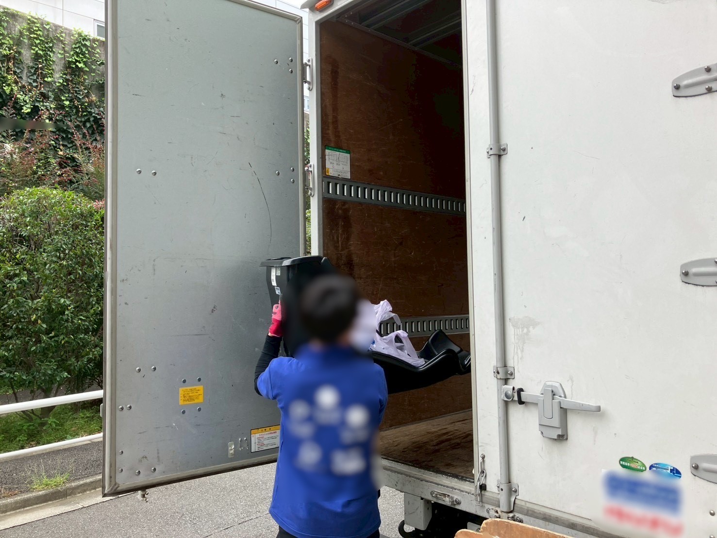 「3LDKのマンションのお部屋からシート、タイヤなどを回収しました」作業写真